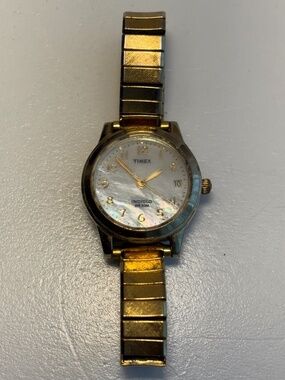 Timex Indiglo Women’s Watch Mother of Pearl Gold Tone – Not Working /Damaged